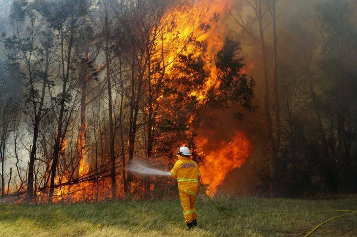 An emergency warning has been given to a fire in West Nowra. Pic; Nick Moir