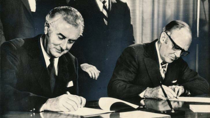 Whitlam and US secretary of state William Rogers sign a scientific treaty during the prime minister's 1973 visit.