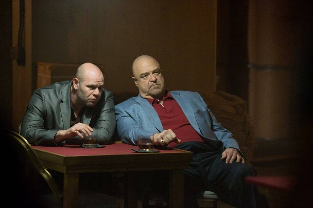 Los Angeles underworld: Big Ernie (Domenick Lombardozzi, left) and Frank (John Goodman ) in The Gambler.